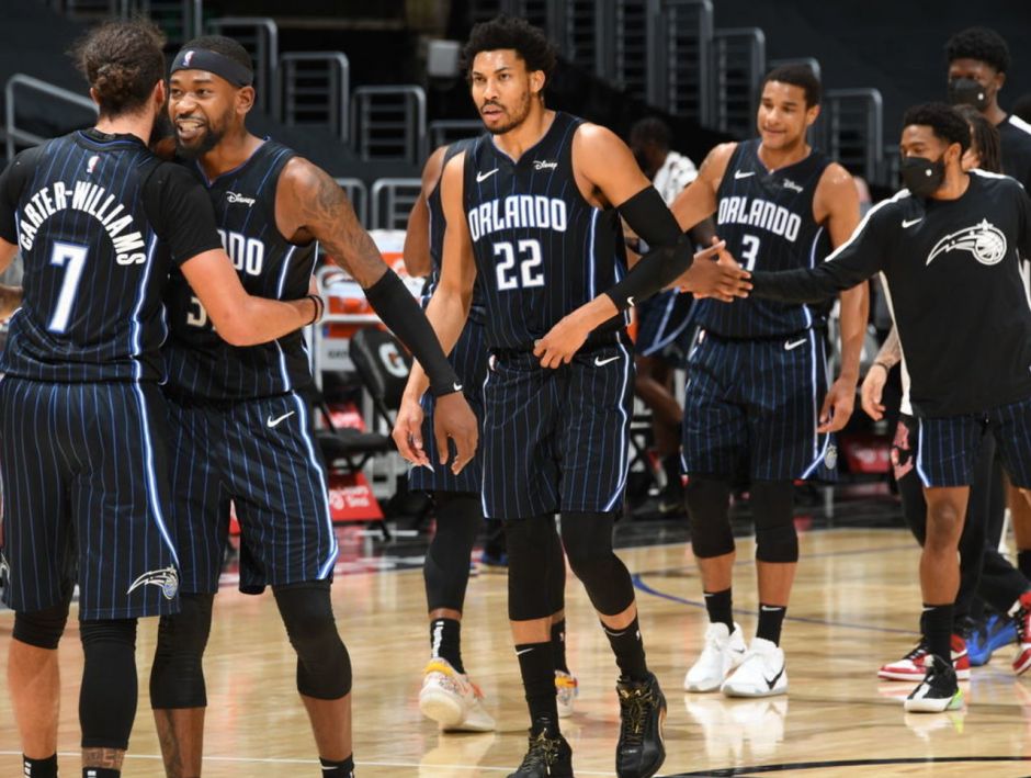 斯玛特退防失误，朱利安·尚帕尼抓住机会（斯玛特回防出现疏漏，朱利安·尚帕尼趁机得手）