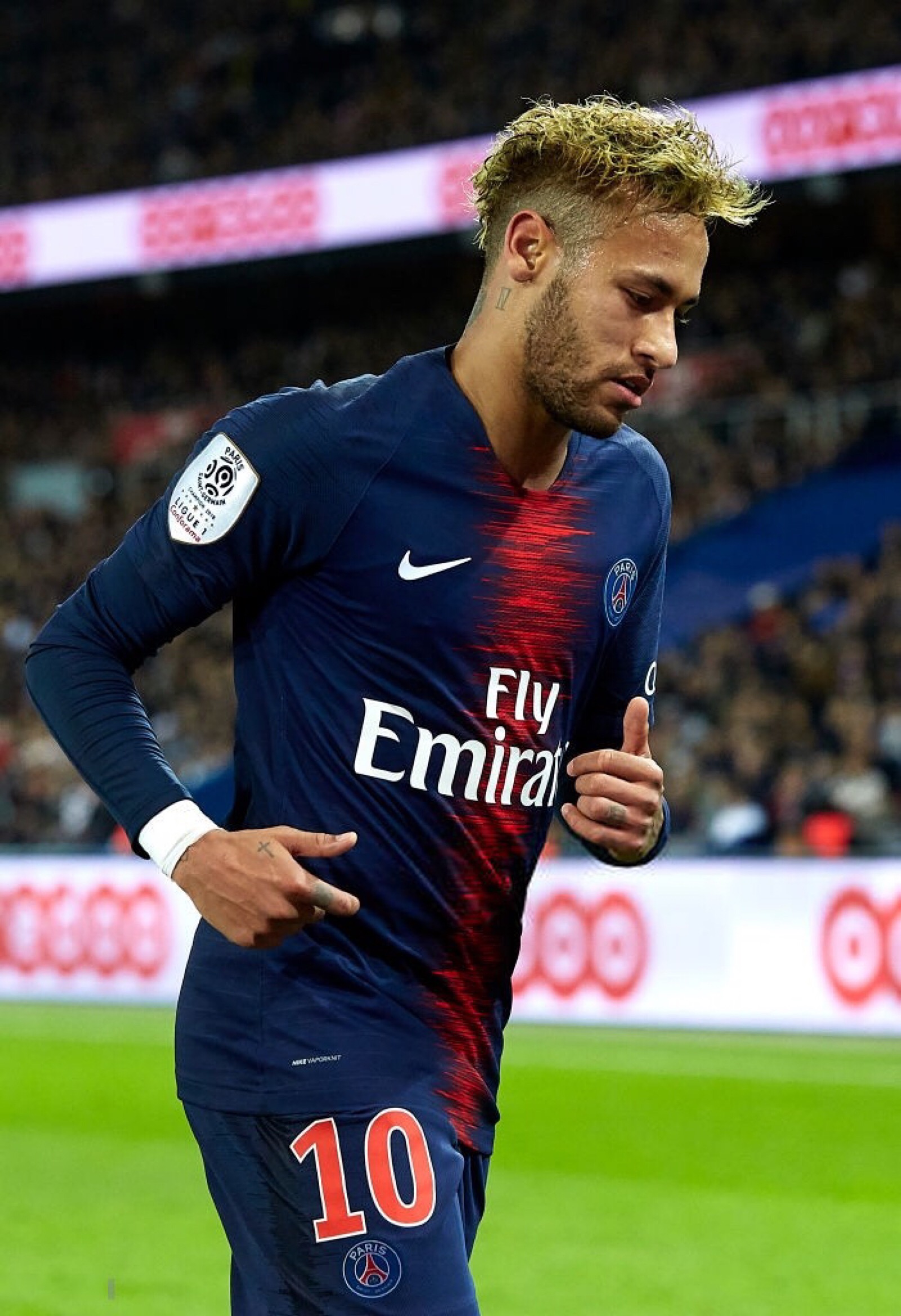 王刚随北京国安六年后终夺足协杯冠军，球迷泪洒现场（六年磨一剑，王刚随国安圆足协杯冠军梦，球迷现场落泪）