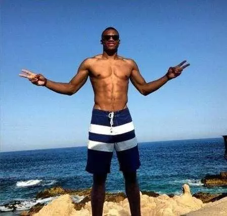 斯基拉：米兰要续约意U17国门隆戈尼，认为其是未来顶级球员（斯基拉：米兰计划续约意大利U17门将隆戈尼，视其为未来的顶级球员）