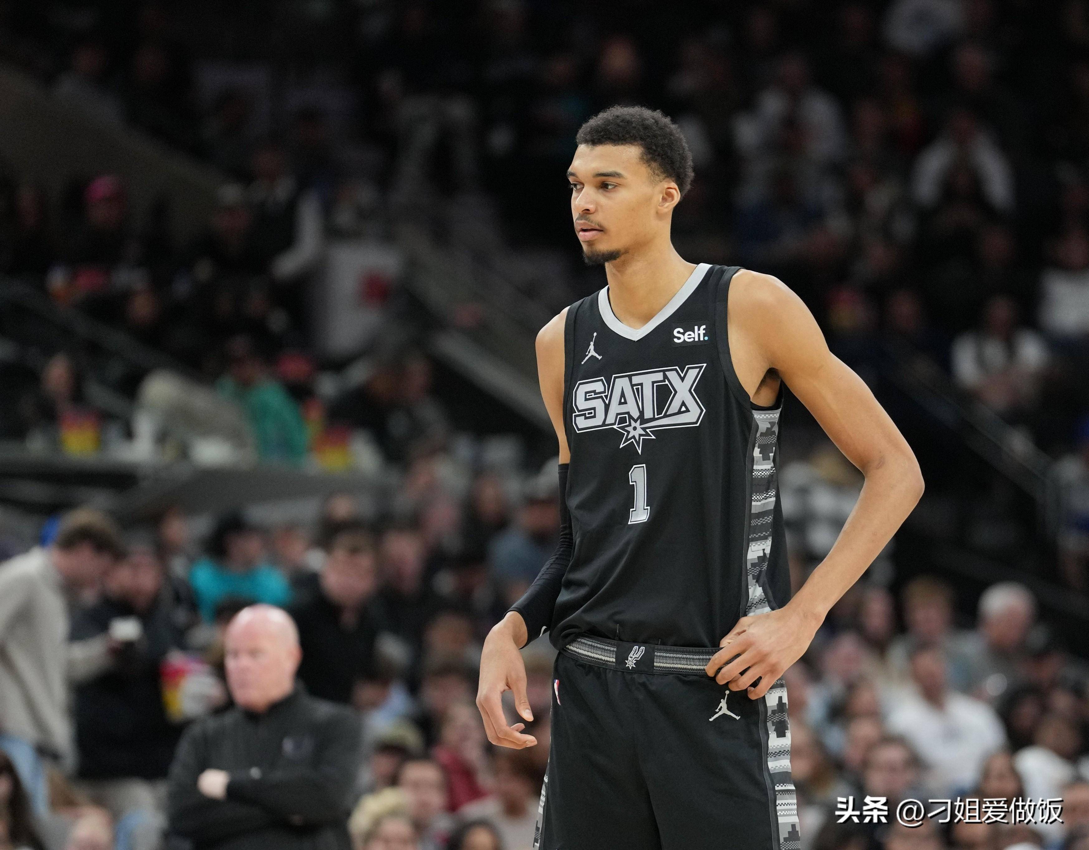 杨瀚森生涯首次首发可圈可点（杨瀚森职业生涯首次先发表现不俗）