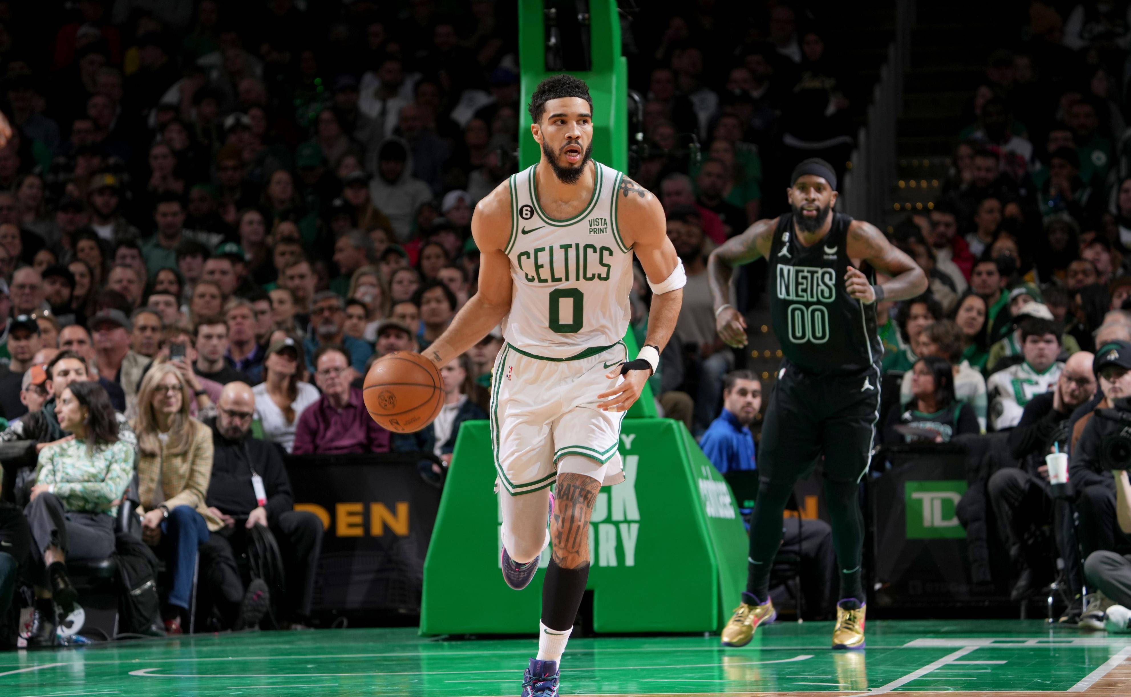 梅西职业生涯获得13座联赛冠军：西甲10冠、法甲2冠、美职联1冠（梅西生涯联赛13冠：西甲10冠、法甲2冠、美职联1冠）