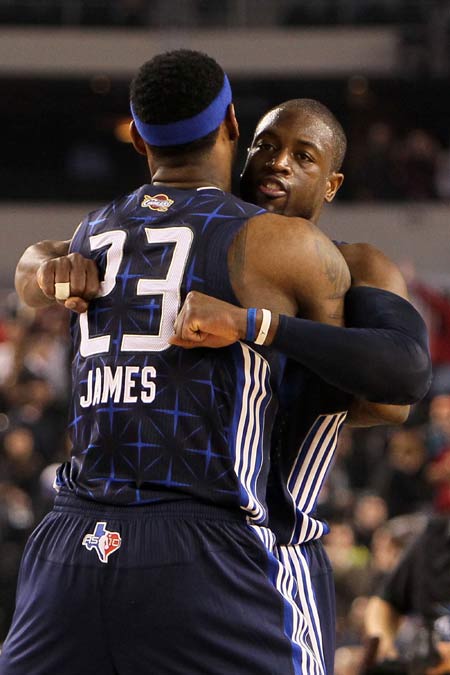 太阳报：麦克托米奈领意甲最佳球员奖，被女友透视着装抢风头（太阳报：麦克托米奈加冕意甲最佳，女友透视造型抢尽风头）