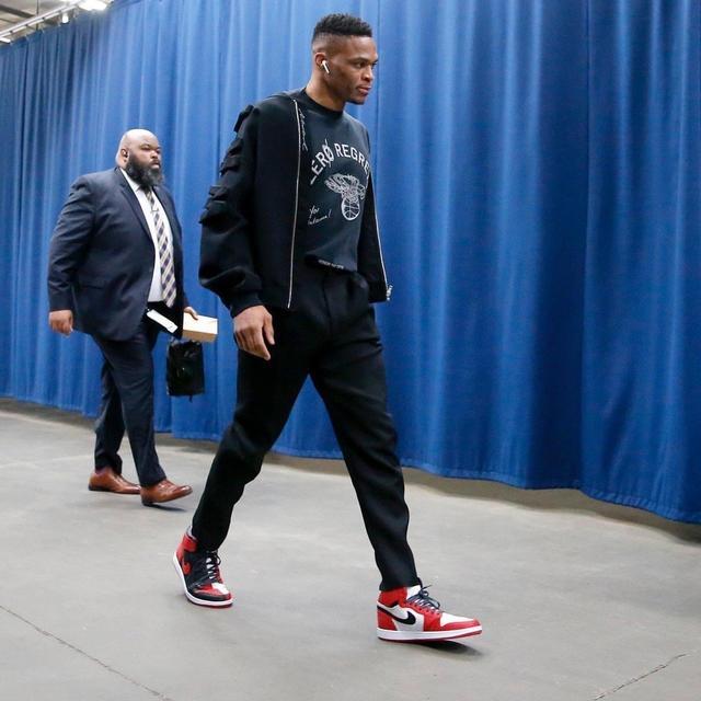 杰伦·布朗：我的发际线粉叫冠军印记 你们粘上应该感谢我（杰伦·布朗笑言：我头上彩屑是冠军印记，你们沾上还得感谢我）