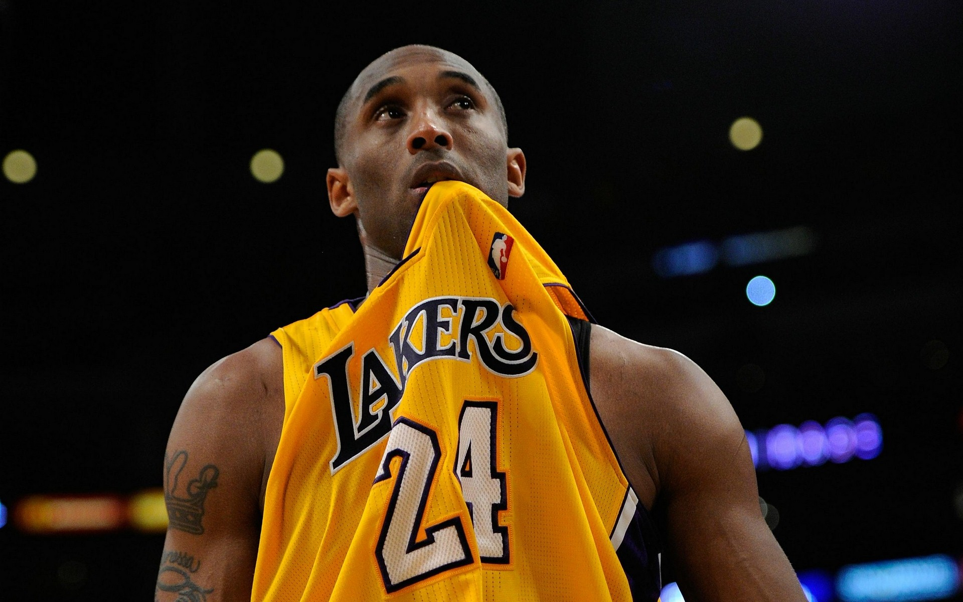 看巴萨被布鲁日进了三个球，想笑了。（目睹布鲁日对巴萨连下三城，我忍俊不禁）