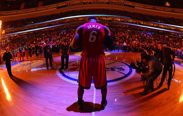 弗拉格高效22分，末节关键时刻精彩发挥带走比赛（弗拉格高效取22分，末节关键时刻发力锁定胜局）