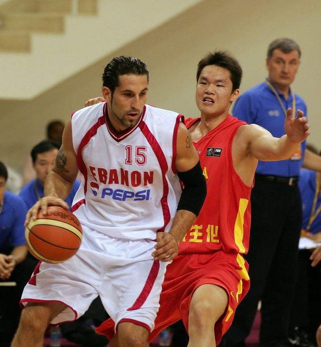 德乙半场：贝尔纳特屡献神扑，汉诺威暂0-0卡尔斯鲁厄（德乙半场战报：贝尔纳特神勇连扑，汉诺威与卡尔斯鲁厄暂时0-0）