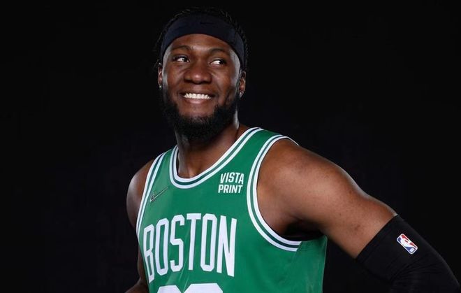 看台嘘声不断（看台嘘声此起彼伏）