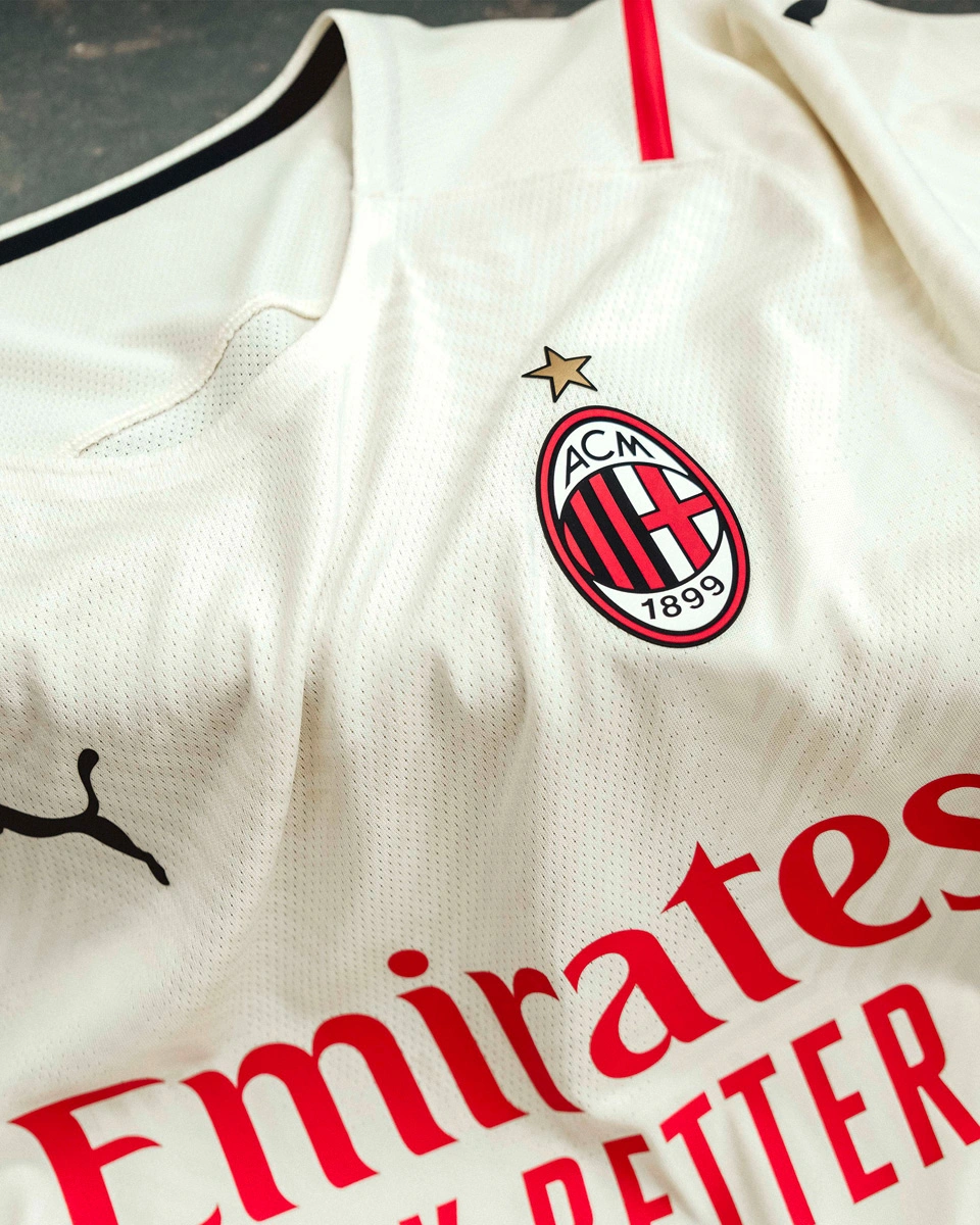 杰伦威精彩表现，单节连砍6分，惊艳全场！（杰伦威火力全开，单节连拿6分，震撼全场！）