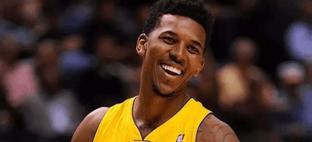 越来越大了，泰州高速口已经搭好巨幅“苏超”冠军标语（泰州高速口挂起巨幅“苏超”冠军标语，声势再升级）